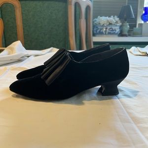 Walter Steiger: Black Velvet low heel with satin pleated top trim Size 6 1/2 M